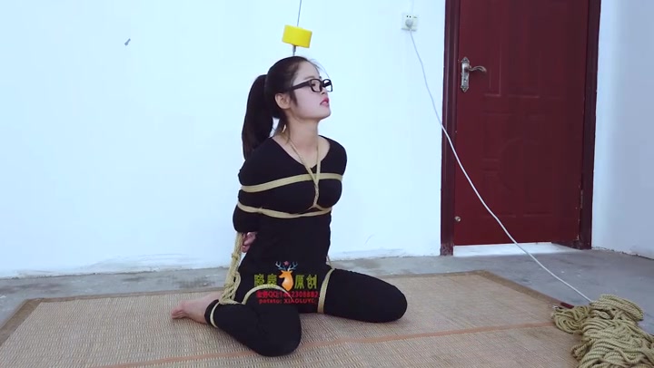 晓鹿绳艺 露露第一次被吊第一次被吊体验，真的难受，师傅下手真狠，居然脱了我鞋子裸足捞我痒痒 Preview 4