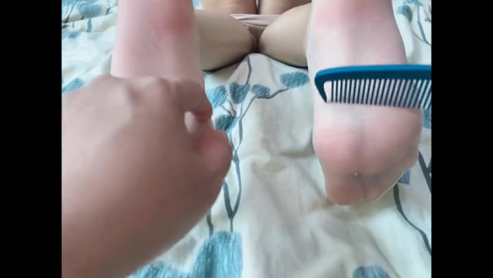 杰克苏原创 怕痒的屁屁，屁沟！全身怕痒！妹子被挠脚心，牙刷刷脚心，挠全身！（合集） Preview 3