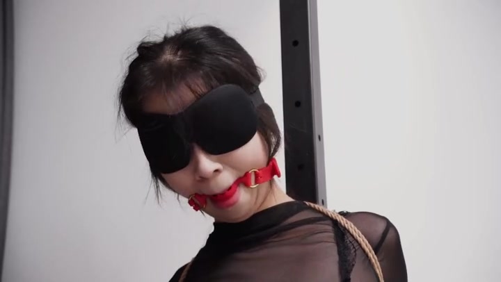 涵涵 高难痛苦姿势，开腿半吊固定放置 Preview 1
