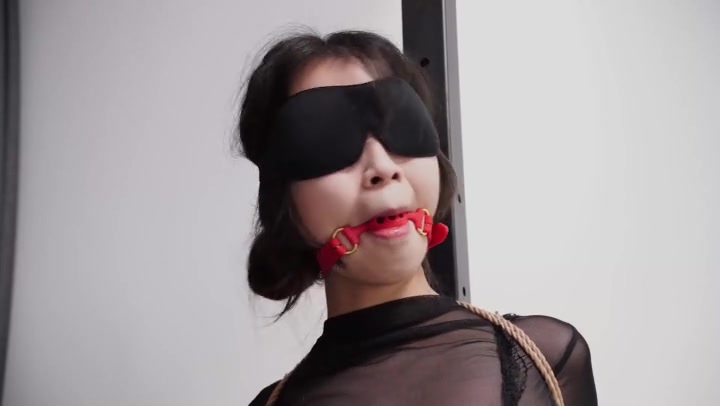 涵涵 高难痛苦姿势，开腿半吊固定放置 Preview 2