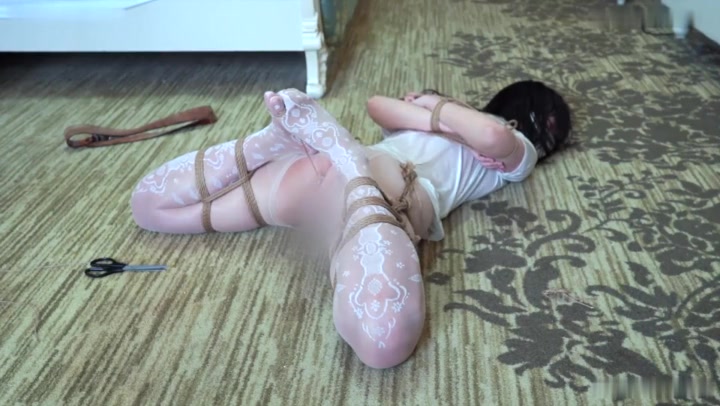 绳精病 女孩被男友紧缚严加管教逐渐变乖越屈辱越兴奋获得男友的奖励塞子绑着脚趾 Preview 4
