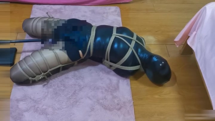 全包胶衣紧缚放置调教. Preview 4