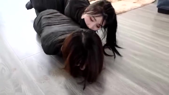 得意客 king剧情定拍神秘双人木乃伊（下）2个美女被完美木乃伊全包 卖力挣扎全程吃力蠕动 超稀有双人木乃伊挣扎 Preview 3