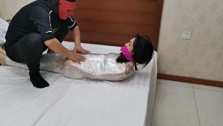飞天原创 云儿内裤堵嘴加胶带，档内塞上个棒棒薄膜全包，呼吸困难床上无奈挣 Preview 1