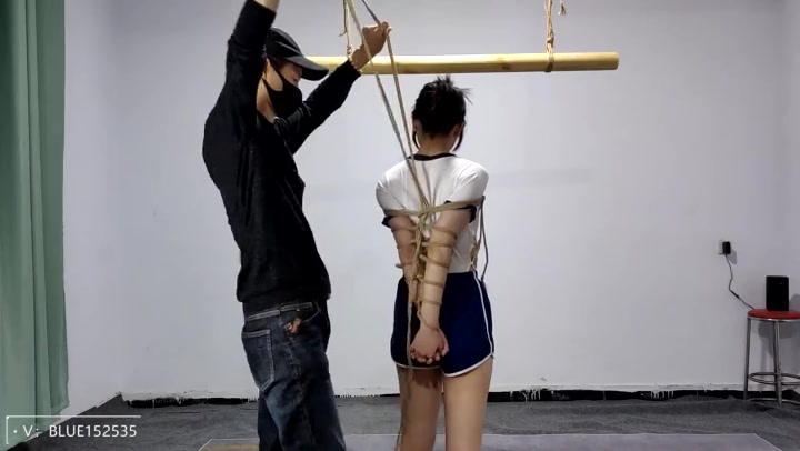 一绳所爱 18岁的女孩被直臂吊了起来. Preview 1