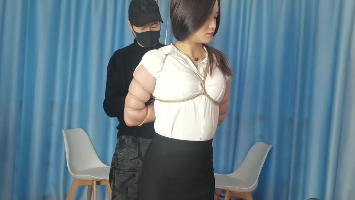 一绳所爱 洛儿和老师玩游戏，输了要绑起来罚跪 Preview 2
