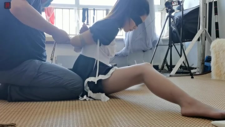 绳之韵 女仆小凡灰丝TJ（下集）后高手仰面M缚 Preview 1