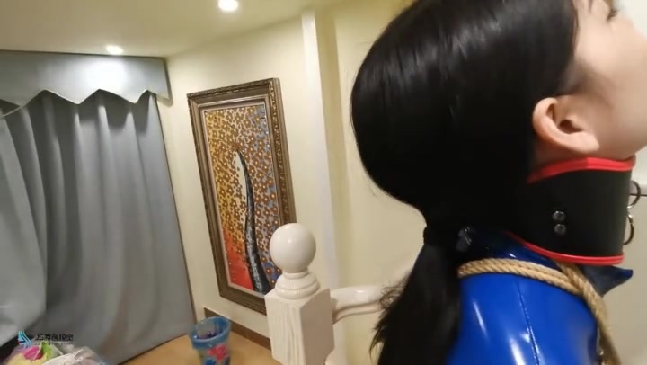 JS原创 小冷 性感蓝色皮衣，全身紧缚 高跟鞋罚站 禁锢 疼痛的小脚不断扭动. Preview 2