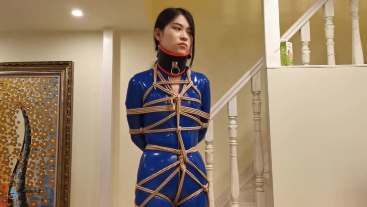 JS原创 小冷 性感蓝色皮衣，全身紧缚 高跟鞋罚站 禁锢 疼痛的小脚不断扭动. Preview 3