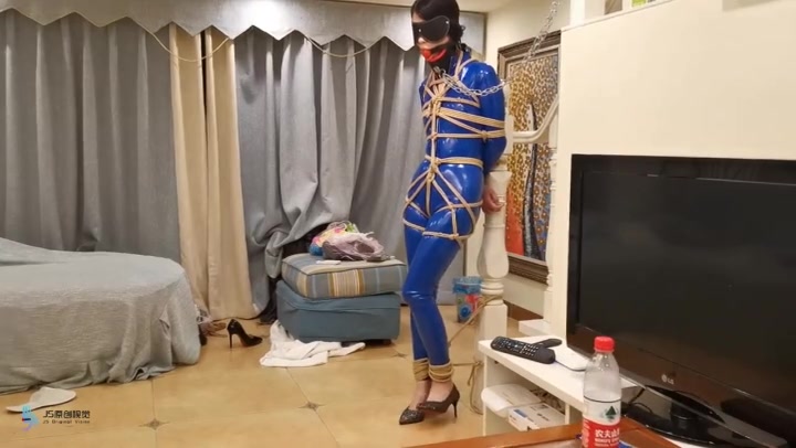 JS原创 小冷 性感蓝色皮衣，全身紧缚 高跟鞋罚站 禁锢 疼痛的小脚不断扭动. Preview 4