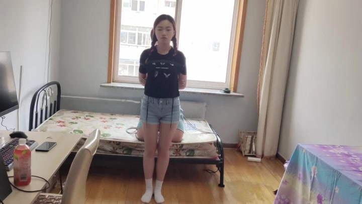 玩奴原创 美少女瑶瑶的严历驷马初次捆绑，马具口球堵嘴挣扎游戏！ Preview 1