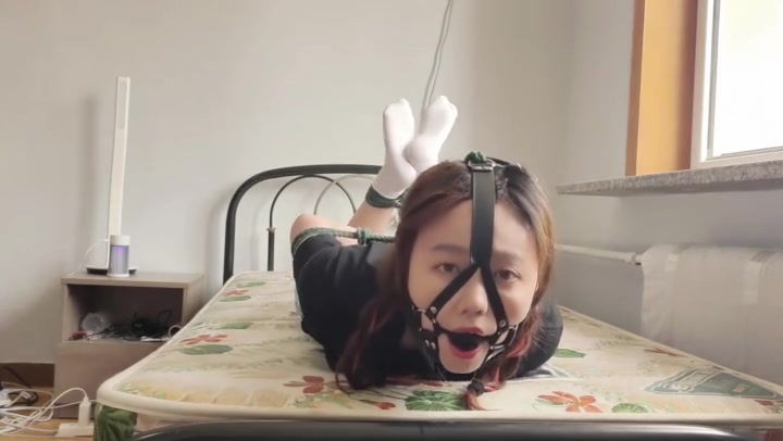 玩奴原创 美少女瑶瑶的严历驷马初次捆绑，马具口球堵嘴挣扎游戏！ Preview 3