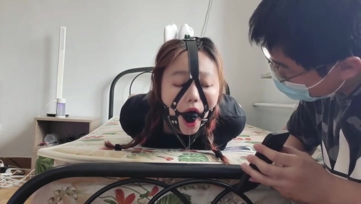 玩奴原创 美少女瑶瑶的严历驷马初次捆绑，马具口球堵嘴挣扎游戏！ Preview 4