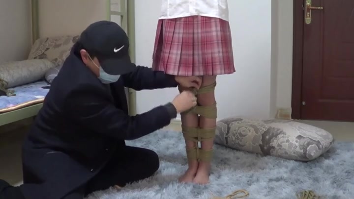 新月原创 定拍00后红豆 JK制服 裸足直臂驷马捆绑 蒙眼口塞 超紧捆绑放置调教 喜欢紧的来 Preview 1