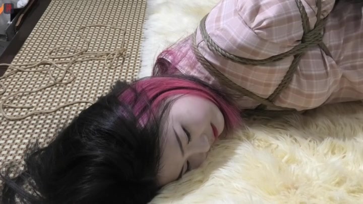 小九妹旗袍单脚驷马 Preview 1