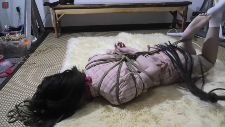 小九妹旗袍单脚驷马 Preview 4