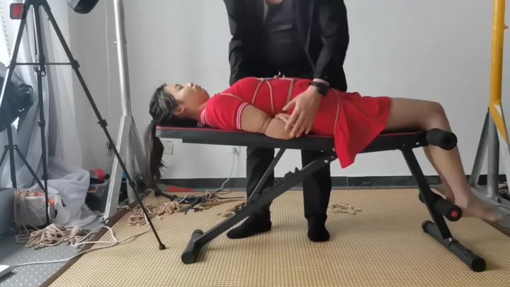 绳之韵 瑾瑜灰丝红裙玩偶（上集）藤条鞭打虐足，美妙丝足挣扎，少女娇嫩足底、趾间的诱人风情. Preview 2