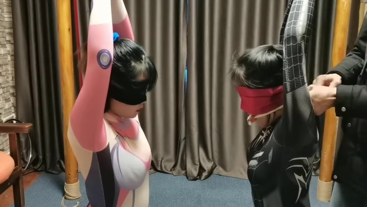 一绳所爱 Cosplay装两个女侠跪在地上.双手吊在房顶受辱 Preview 2