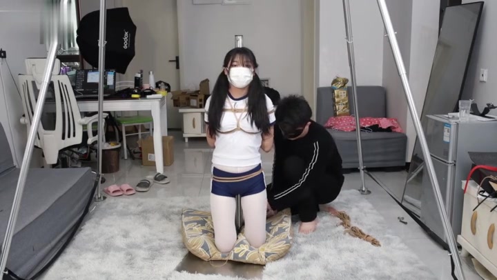 心悦艺束 00后小萝莉再临，绑在柱子上好好构思如何调教她，结果发现竟然没有很好的办法 Preview 1