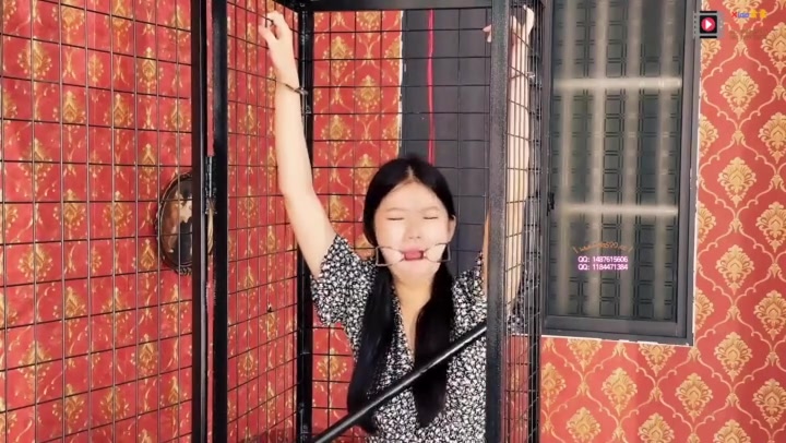素素 .小美女佳佳体验铁笼，超大口球 Preview 2