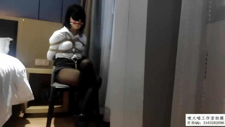 嗷大喵 憋尿夹腿 OL制服小妹黑丝高跟蒙眼 口球龟腐甲 日式紧缚 股绳 喝水憋尿放置挣扎 Preview 3