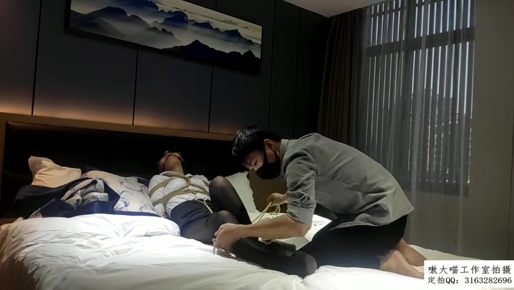 嗷大喵 憋尿夹腿 OL制服小妹黑丝高跟蒙眼 口球龟腐甲 日式紧缚 股绳 喝水憋尿放置挣扎 Preview 4