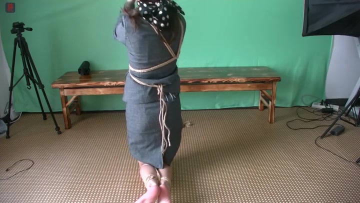 绳之韵 点点美脚小OL的自缚、OL套装、蒙眼勒嘴自缚、美腿捆绑挣扎，单身公寓里面的女孩自虐游戏 Preview 3