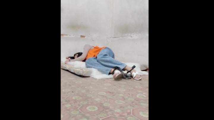 洋洋被关押在新的地方劳改，为何已经镣铐加身的洋洋，又受到新的械具惩罚 Preview 1