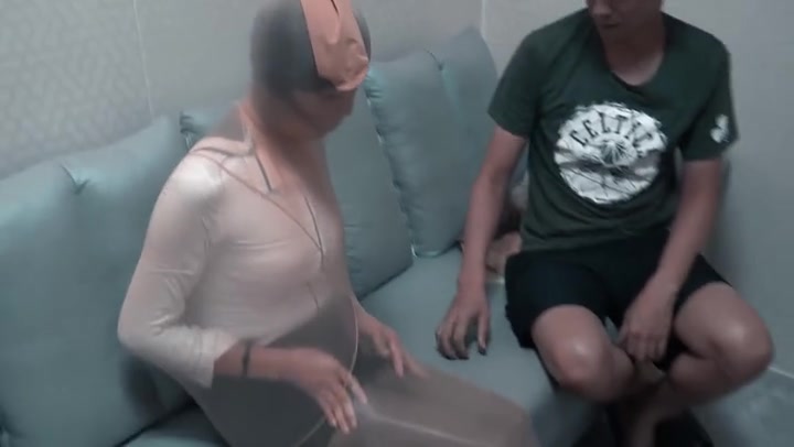 维黎美束 丝袜推销员（下集）弹性超好丝袜全包。不好意思，我只想买质量差的丝袜 Preview 1