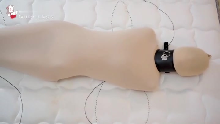 九尾少女 白丝少女丝袜多层全包木乃伊，蒙眼胶带封嘴，扭动挣扎 被迫闻脚的味道，面具呼吸 Preview 3