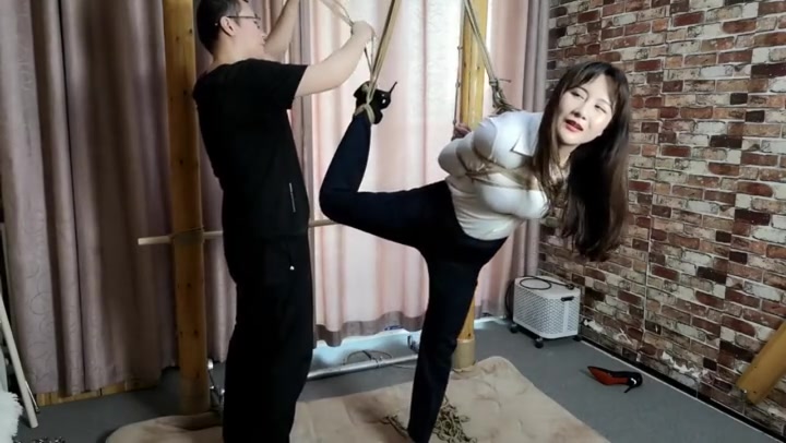 束缘阁 紫依 白衬西裤 极限单腿吊转圈. Preview 2