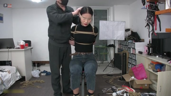 绳之韵_秀儿健身凳上的特殊训练 捆绑强制仰卧起坐 Preview 4