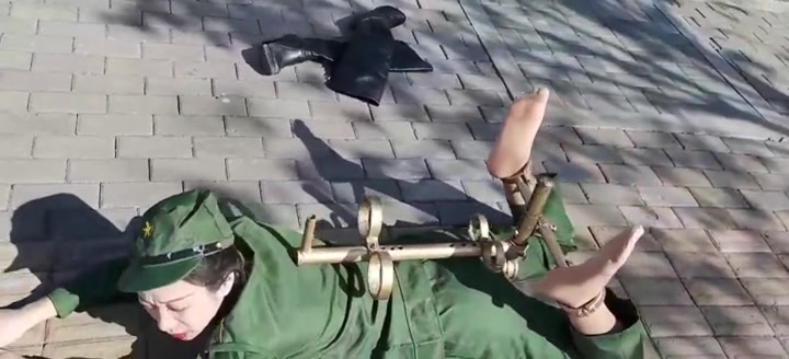 飞天原创 云儿终于上了大热门，云儿秒变杂牌军光杆司令官，K9架放置，紧缚树杆上任路人观赏,吓得冷汗暴出，超极刺激 Preview 1