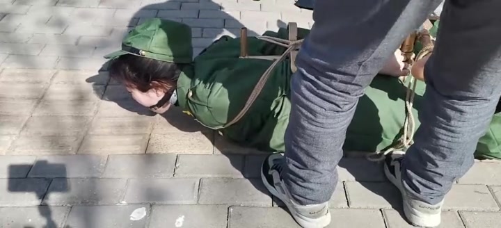 飞天原创 云儿终于上了大热门，云儿秒变杂牌军光杆司令官，K9架放置，紧缚树杆上任路人观赏,吓得冷汗暴出，超极刺激 Preview 2