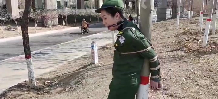 飞天原创 云儿终于上了大热门，云儿秒变杂牌军光杆司令官，K9架放置，紧缚树杆上任路人观赏,吓得冷汗暴出，超极刺激 Preview 4