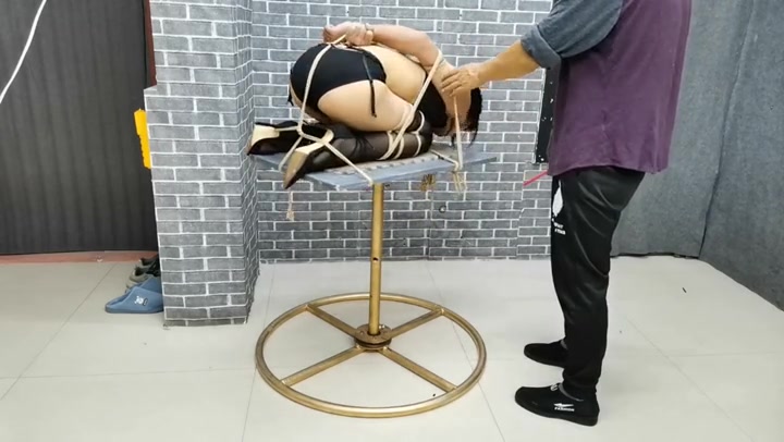 飞天原创 云儿像狗一样紧缚挣扎,元形转动刑架强制失禁 Preview 1