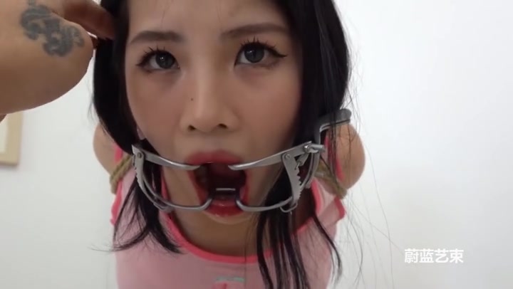 蔚蓝艺束 小羊直臂紧缚股绳勒下身，踮脚吊缚捆绑，搭配开口器痛苦难耐. Preview 2