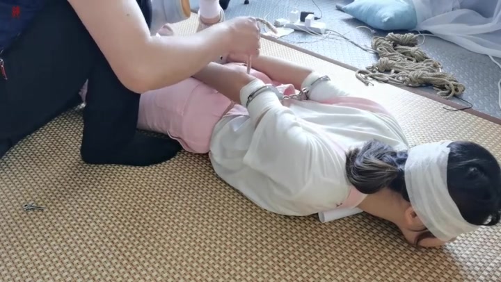 绳之韵 粉红小学妹瑾瑜背带裤镣铐游戏正片（第一集）白一带、白棉袜、背带裤，镣铐驷马 Preview 4