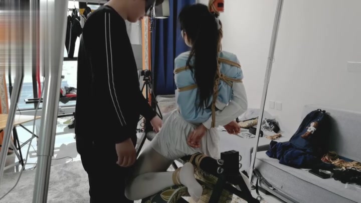 心悦艺束 大三妹子欣然的木马吊缚，这次真的吊上去了哦，还用tk鞭打强制多种方式刺激 Preview 3