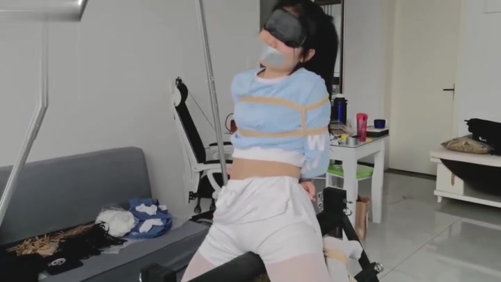 心悦艺束 大三妹子欣然的木马吊缚，这次真的吊上去了哦，还用tk鞭打强制多种方式刺激 Preview 4