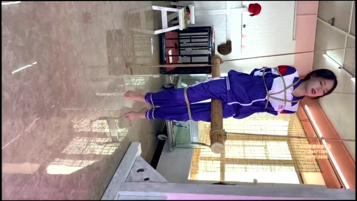 xiao素素 素素学生服被大字捆绑，双脚离地 Preview 4