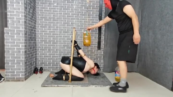 飞天原创 新型拘束架把柔柔奴禁锢，头发高吊，肛勾吊环系上油桶下坠,越动越难受. Preview 3