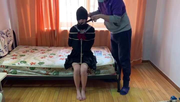 玩奴原创 糖糖裸足裸腿日式连腿缚，美腿黑色jk制服，丝袜套头口环挣扎，喘息呻吟. Preview 2