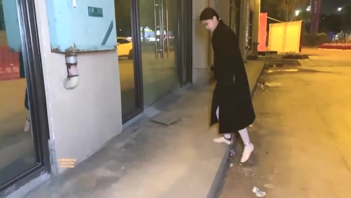 xiao素素 粉色体操服龟甲被老师惩罚金属拷外出超市散步 Preview 2