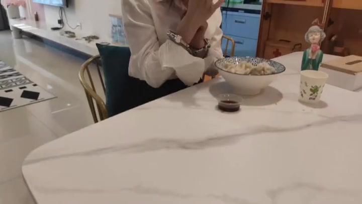 夜未央 被圈养的少妇 金属 贞操锁 手铐脚镣做家务 跪迎主人 服伺主人 钢枷固定 藤条鞭打 五花大绑开腿缚强制等. Preview 1