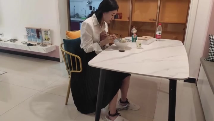 夜未央 被圈养的少妇 金属 贞操锁 手铐脚镣做家务 跪迎主人 服伺主人 钢枷固定 藤条鞭打 五花大绑开腿缚强制等. Preview 2