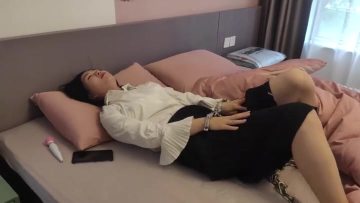 夜未央 被圈养的少妇 金属 贞操锁 手铐脚镣做家务 跪迎主人 服伺主人 钢枷固定 藤条鞭打 五花大绑开腿缚强制等. Preview 3