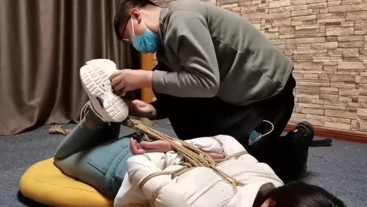 一绳所爱 美女白领地下车库遭遇绑架 Preview 2