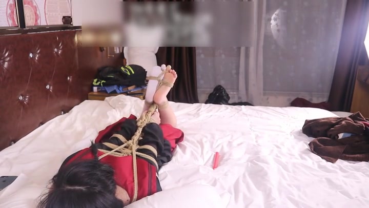绳艺66号_萝莉妹子安酱的JK驷马滴蜡虐足 Preview 1