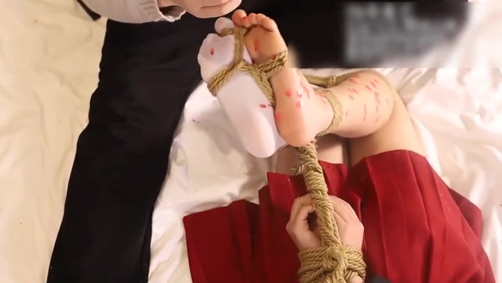 绳艺66号_萝莉妹子安酱的JK驷马滴蜡虐足 Preview 4